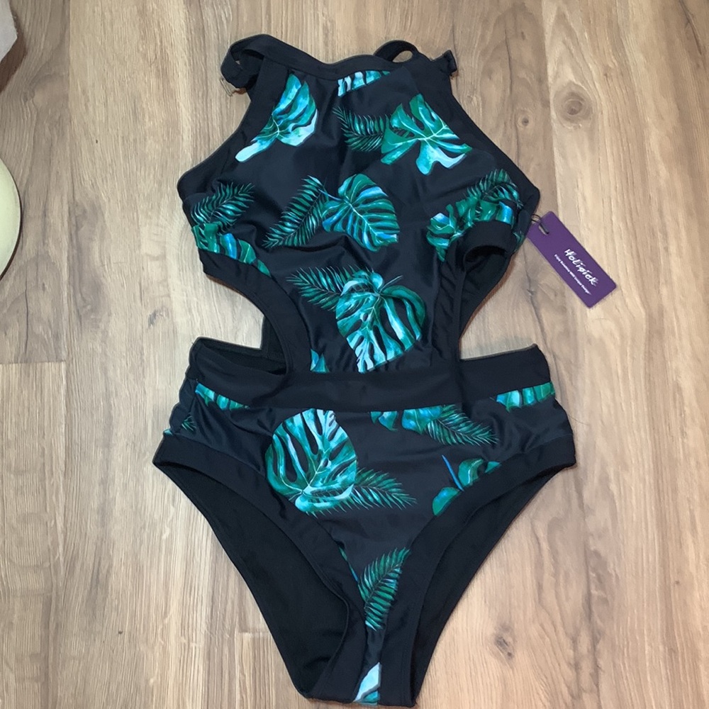 Flattering swimsuit - Picture 11 of 12